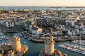 Vue panoramique de La Rochelle avec ses bâtiments historiques et son port animé